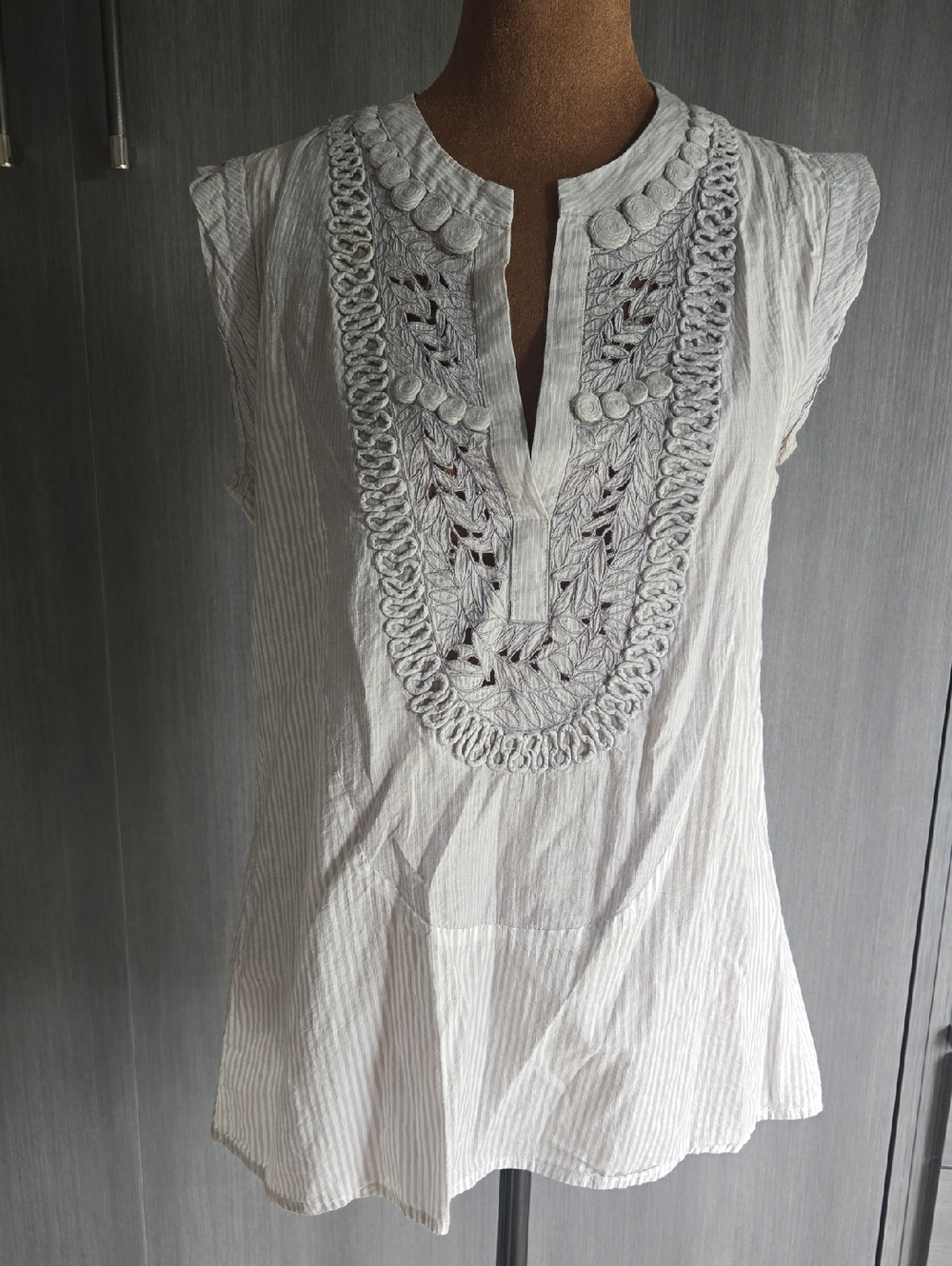 BCBGMaxAzria White Embroidered Sleeveless Tunic
